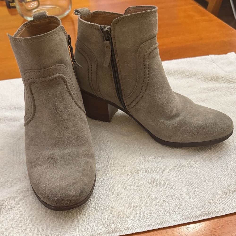 Pre-Own Elegant Suede Ankle Boots - Gray